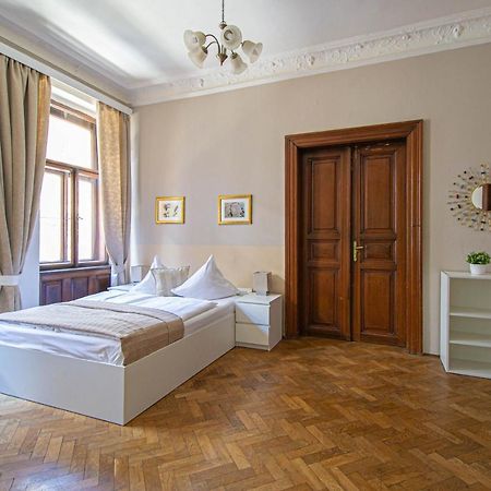 For Celebrations Spacious 3Bdr Apartment With Balcony Praha Bagian luar foto
