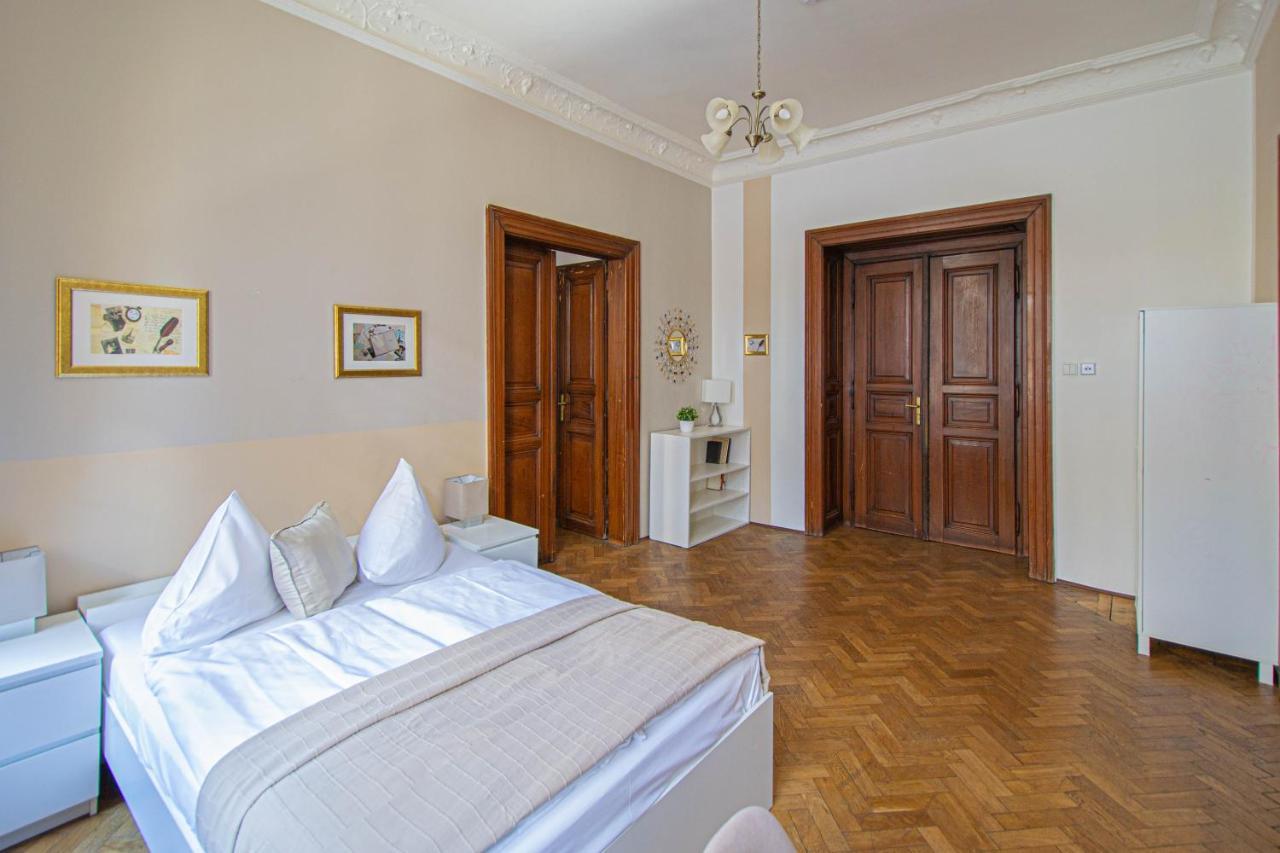 For Celebrations Spacious 3Bdr Apartment With Balcony Praha Bagian luar foto