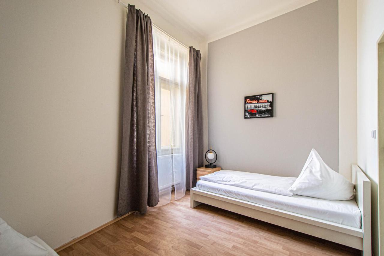 For Celebrations Spacious 3Bdr Apartment With Balcony Praha Bagian luar foto