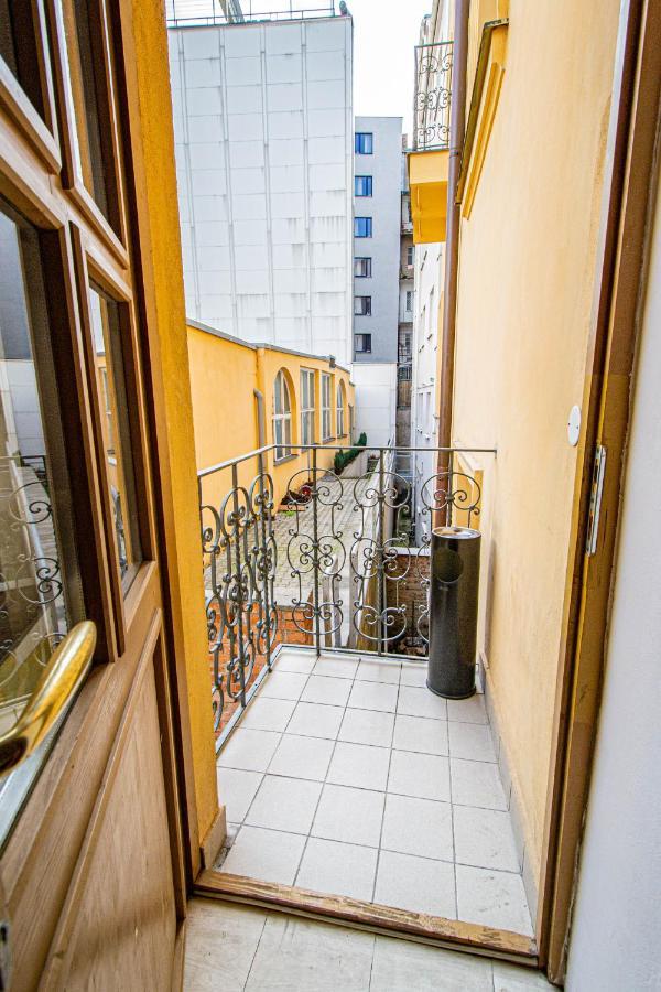 For Celebrations Spacious 3Bdr Apartment With Balcony Praha Bagian luar foto